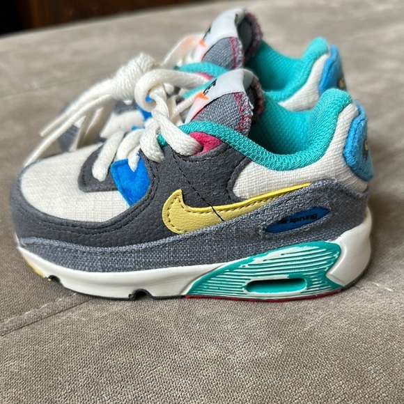 Nike Gray and White Sneakers for Everyday Comfort - Picture 2 of 10